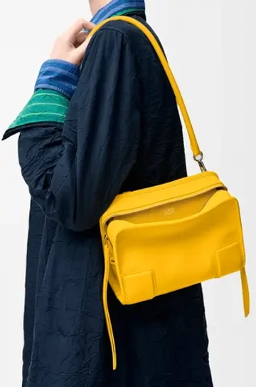 Loewe Маленькая сумка Amazona 180 из мягкой телячьей кожи, желтый