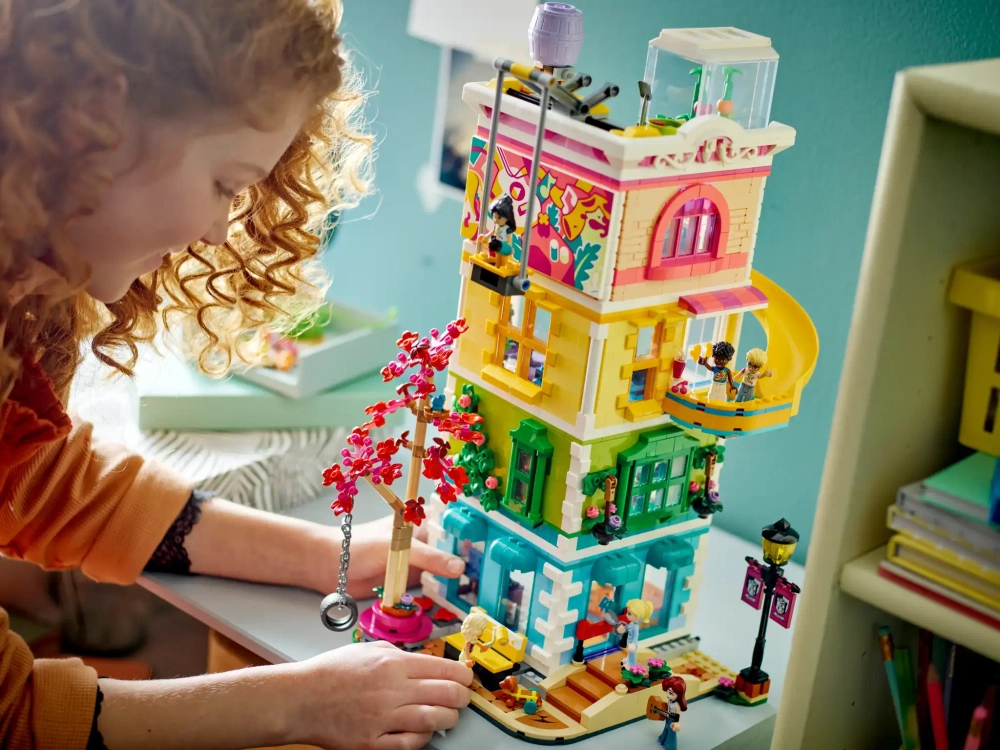 Конструктор LEGO Friends 41748 Общественный центр Хартлейк-Сити