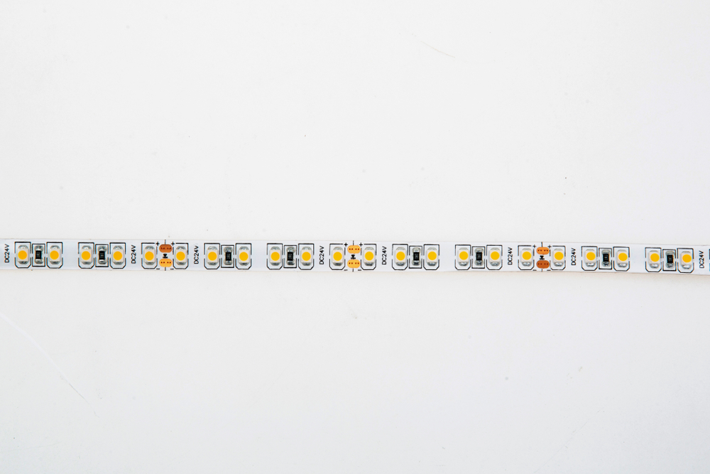 Лента светодиодная SMD тёпло-белая DC24V 9, 6W/m 3000K 600Lm/m 120д/м CRI>95 IP65,  упаковка 5 метров,  ширина 8мм,  высота 2мм,  самоклейкая