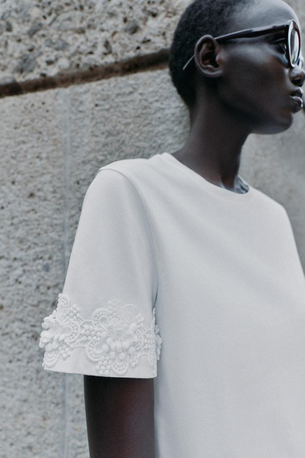 ZARA ФУТБОЛКА С ЦВЕТНОЙ ВЫШИВКОЙ, БЕЛЫЙ