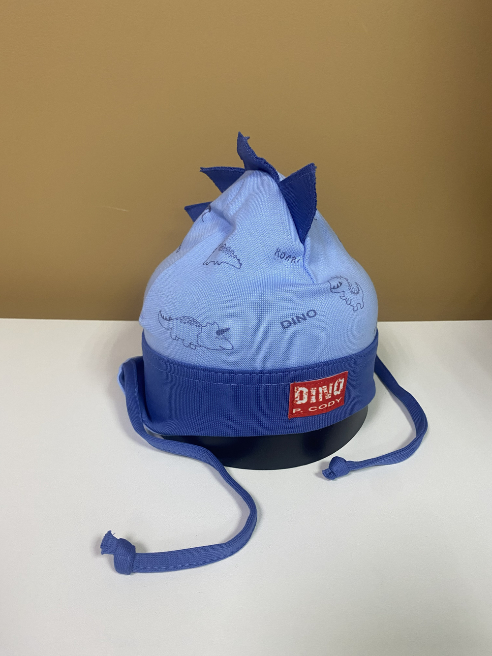 Шапка на мальчика "Dino" из хлопка однослойная на завязках на размер 46-48 , темно-серый цвет
