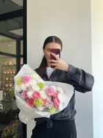 Букет сборный из кустовых пионовидных роз, диантусов и хризантемы