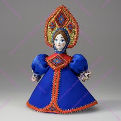 Малая подвесная кукла в кокошнике с ромбами