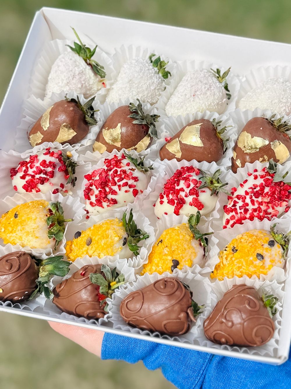 Клубника в бельгийском шоколаде Яркий микс , 20-25 шт