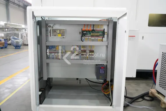 Лазерный станок HGTECH SMART3015PRO 3 кВт с защитной кабиной и сменным столом для резки листов металла