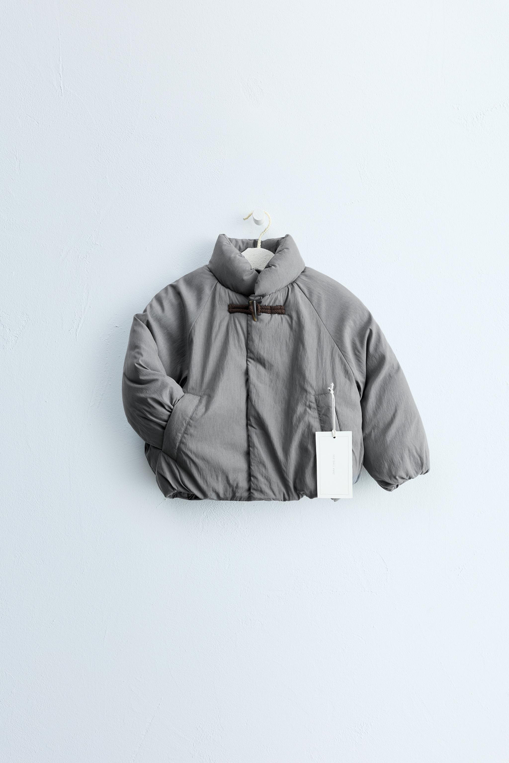 ZARA TIMELESS — СТЕГАНОЕ ПАЛЬТО С ЗАСТЕЖКАМИ-ТОГГЛ, МЯГКИЙ СЕРЫЙ