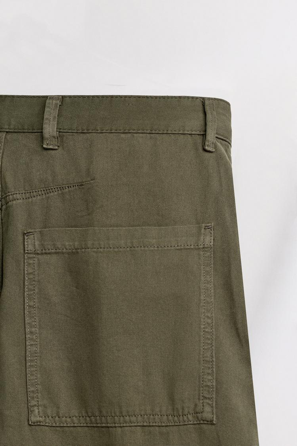 ZARA БРЮКИ СО СКЛАДКАМИ И МЕТАЛЛИЧЕСКИМ КРЮЧКОМ, ХАКИ