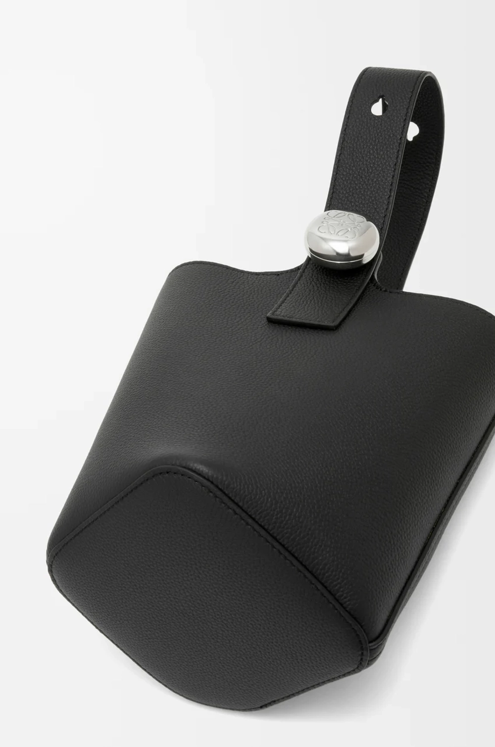 Loewe Мини-сумка-ведро Pebble из мягкой зернистой телячьей кожи, черный