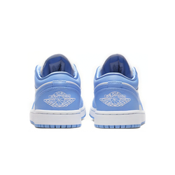alt="Синий логотип Swoosh на Air Jordan 1 Low UNC University Blue"