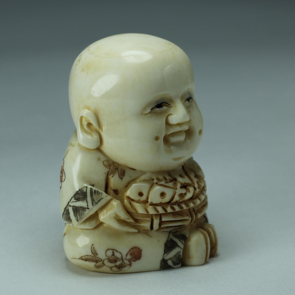 Нэцкэ Ребенок с корзиной рыбы