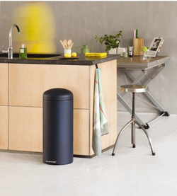 Ведро Brabantia Retro 30л темно-синее в интерьере