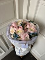 Букет из кустовых пионовидных роз, ранункулюсов и оксипеталума