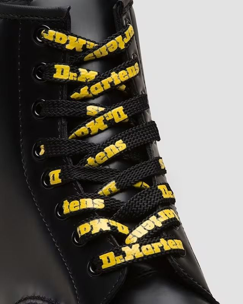 Шнурки DR. MARTENS черные с желтой надписью плоские 140 см на 8-10 петель (Из Финляндии)