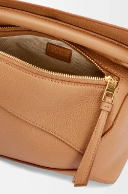 Loewe Мини-сумка Puzzle Edge из мягкой зернистой телячьей кожи, светло-коричневый