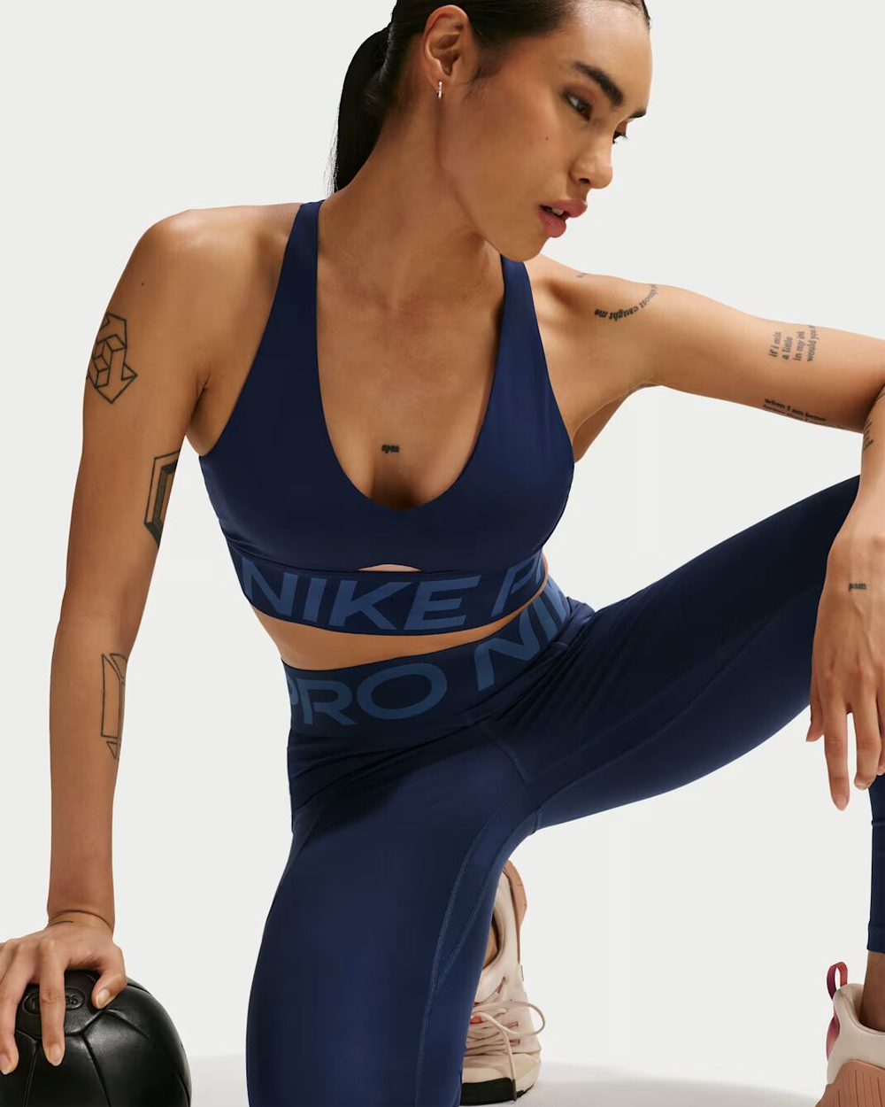 Nike Pro Sculpt Женский спортивный бюстгальтер со средней поддержкой и вставками - NIKE