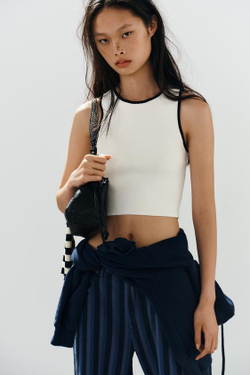 ZARA УКОРОЧЕННЫЙ ТОП С КОНТРАСТНОЙ ОТДЕЛКОЙ, БЕЛЫЙ