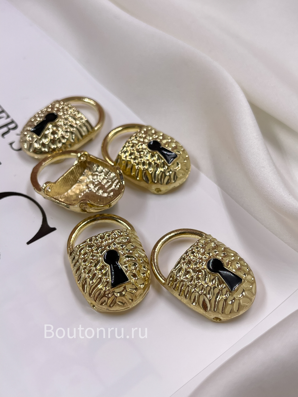 Пришивной элемент Скиап. "Замок" золотистый с черной эмалью