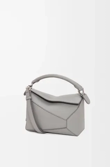 Loewe Маленькая сумка Puzzle Edge из мягкой зернистой телячьей кожи, жемчужно-серый