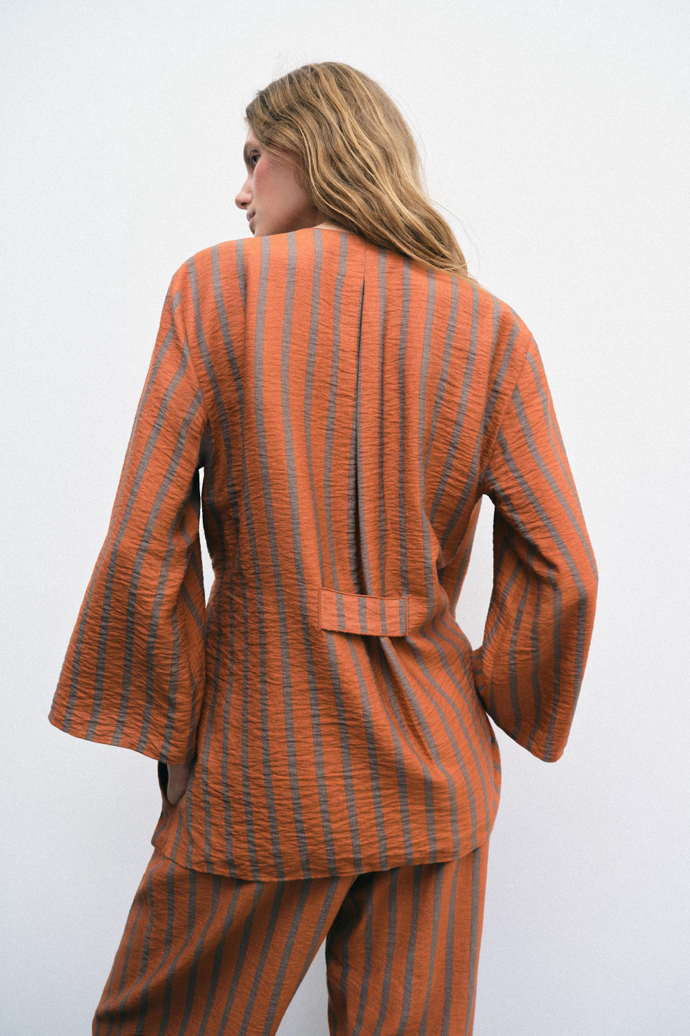 КАРДИГАН В ПОЛОСКУ НА ЗАПÁХЕ — ZARA