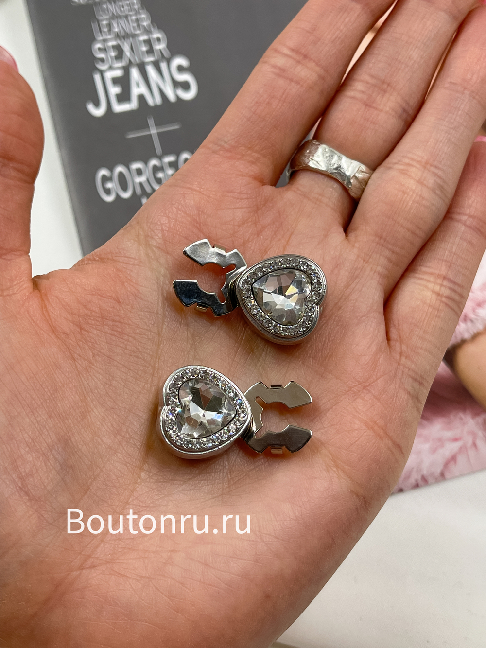 Накладка на пуговицу серебристые в форме сердца со стразами