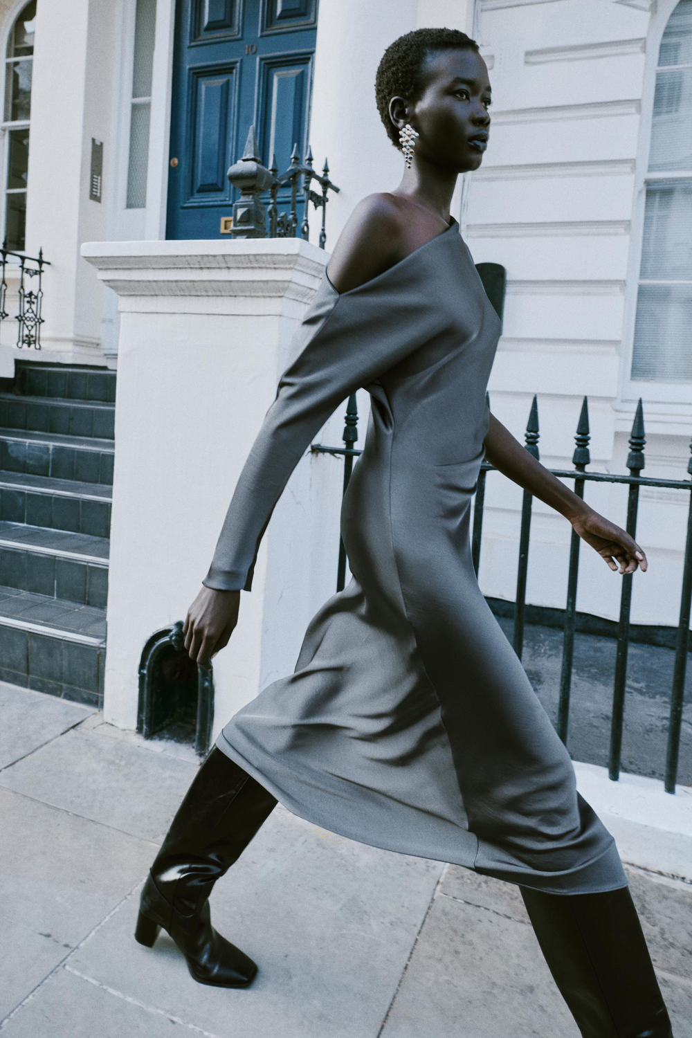 ZARA АТЛАСНОЕ ПЛАТЬЕ МАКСИ АСИММЕТРИЧНОГО КРОЯ, СЕРЫЙ