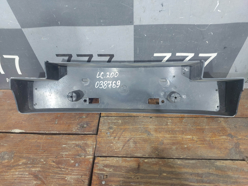 Площадка гос. номера Toyota 200 15-21 Аналог Б/У 5211460230