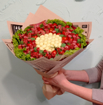 Съедобный букет с сыром скаморца и колбасками колбасами и черри