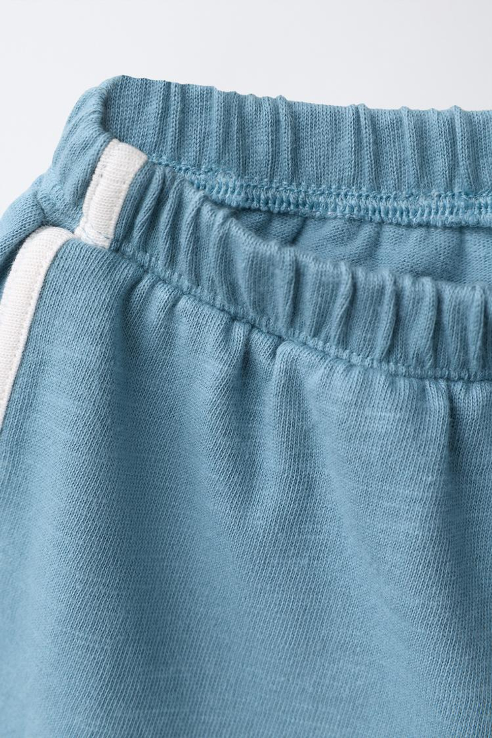 ZARA КОМПЛЕКТ ИЗ ФУТБОЛКИ И ШОРТОВ С НАДПИСЬЮ, СВЕТЛО-НЕФТЯНОЙ