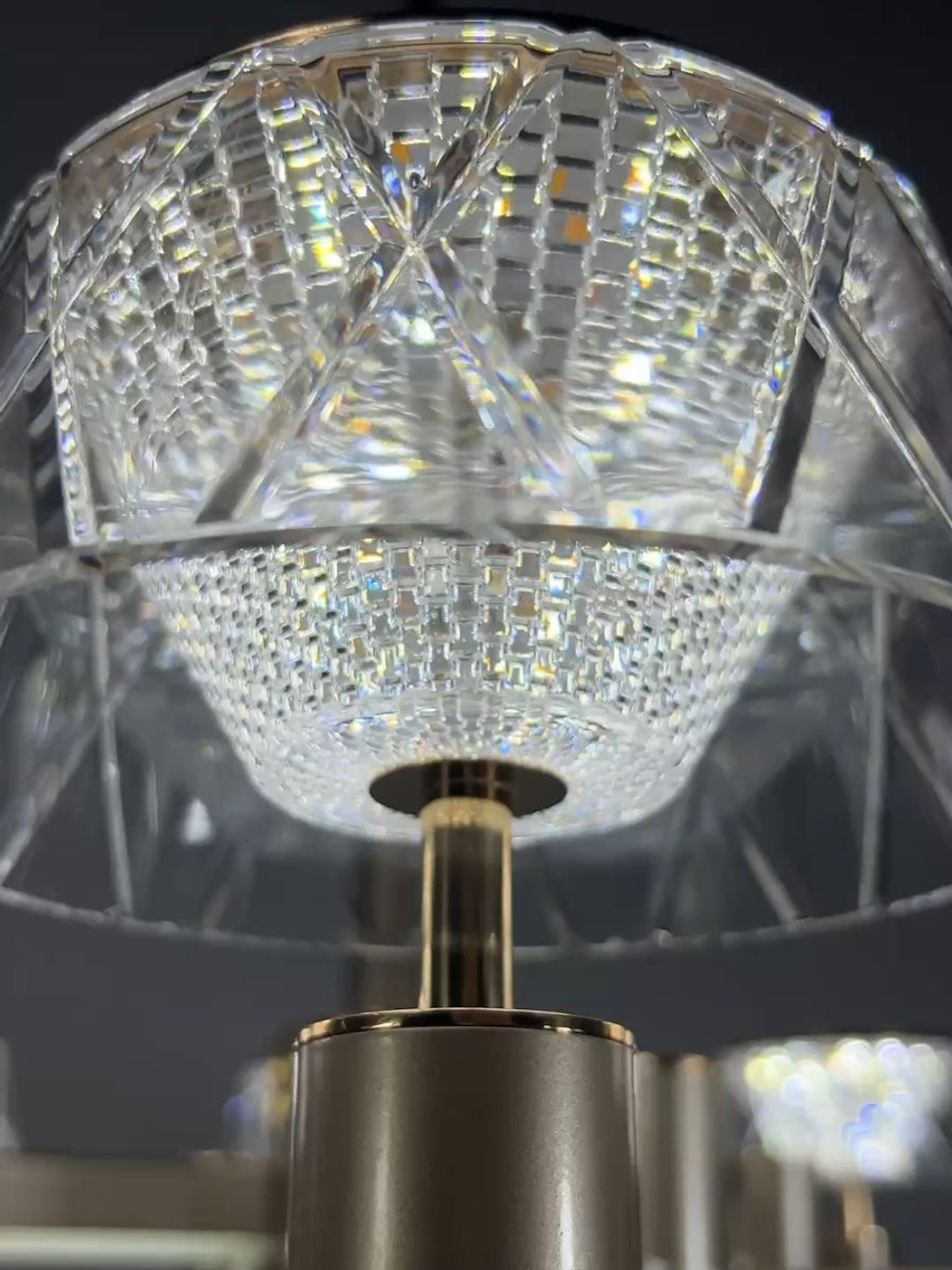 Люстра потолочная светодиодная на штанге Lanbos, 8 LED ламп, 64 Вт, 25 кв м, золото