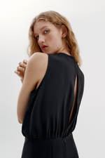КОМБИНЕЗОН С ДРАПИРОВАННЫМ ВЫРЕЗОМ И РАСКЛЕШЕННЫМ НИЗОМ — ZARA