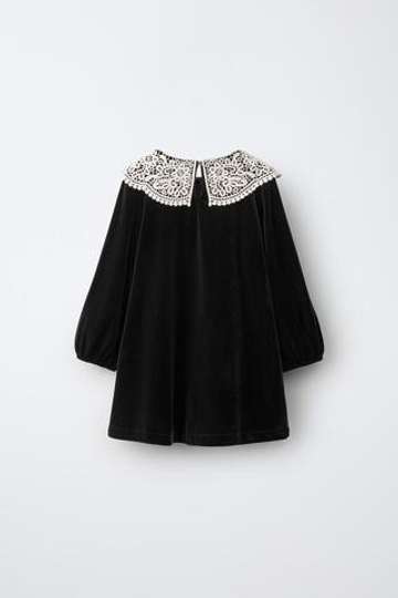 ZARA БАРХАТНОЕ ПЛАТЬЕ С ВОРОТНИКОМ КРОШЕ, ЧЕРНЫЙ