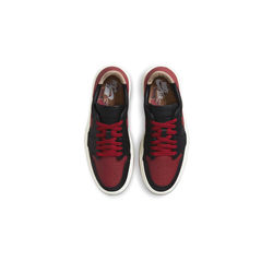 alt="Красный логотип Swoosh и черный кожаный верх Air Jordan 1 Elevate Low Bred"