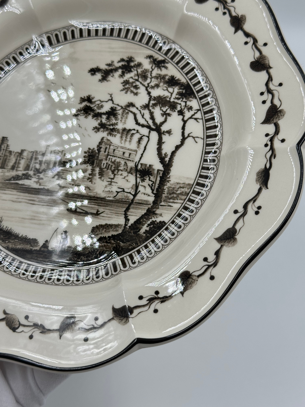 Тарелка Wedgwood «Зелёная лягушка» («View of Chepstow Castle»)