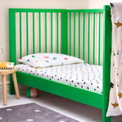 IKEA GRÖNFINK  (ИКЕА ГРЁНФИНК)  -  Детская простыня - белый/узор с деревьями 60х120 см