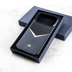 Чехол iPhone 18 Pro Max Euphoria HM Stingray Daw Black Leather в открытой тёмно-синей фирменной подарочной коробке с чёрной поролоновой вставкой — нешлифованная шкура ската природные дентикли флотерная кожа теленка итальянская выделка серебряная V-образная галка металл круглый шильд Euphoria карбоновый торец светлый мрамор студия