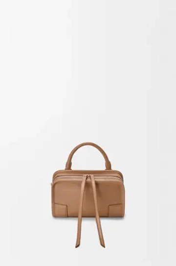 Loewe Мини-сумка Amazona 180 из мягкой телячьей кожи, мокко
