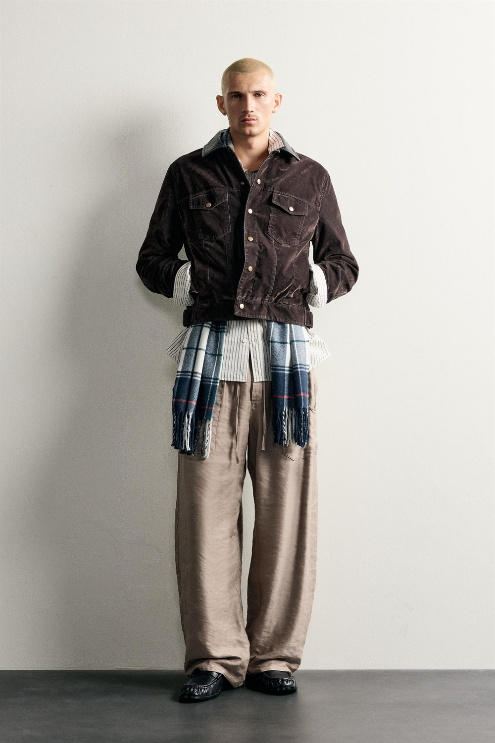 БРЮКИ RELAXED FIT ИЗ СТРУЯЩЕЙСЯ ТКАНИ — ZARA · 5247/301