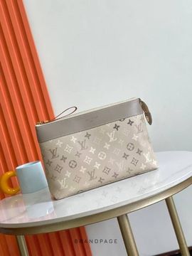 Клатч бежевый с монограммой от Louis Vuitton Pochette Voyage Souple BP5-799828