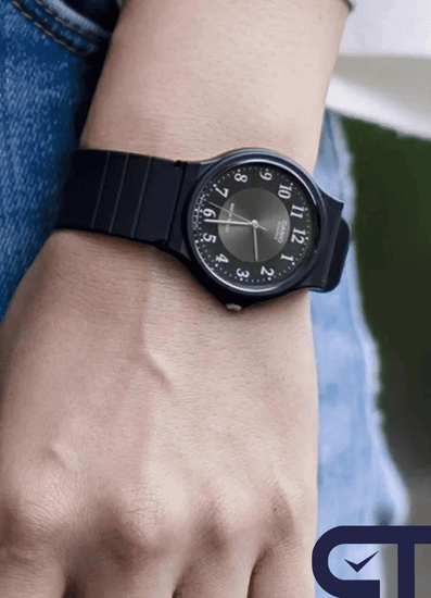 CASIO MQ-24-1B3 — классические аналоговые часы с чёрным циферблатом