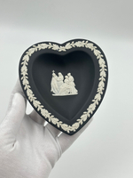 Декоративная тарелка/мелочница «Карточные масти, Черви» Wedgwood чёрная