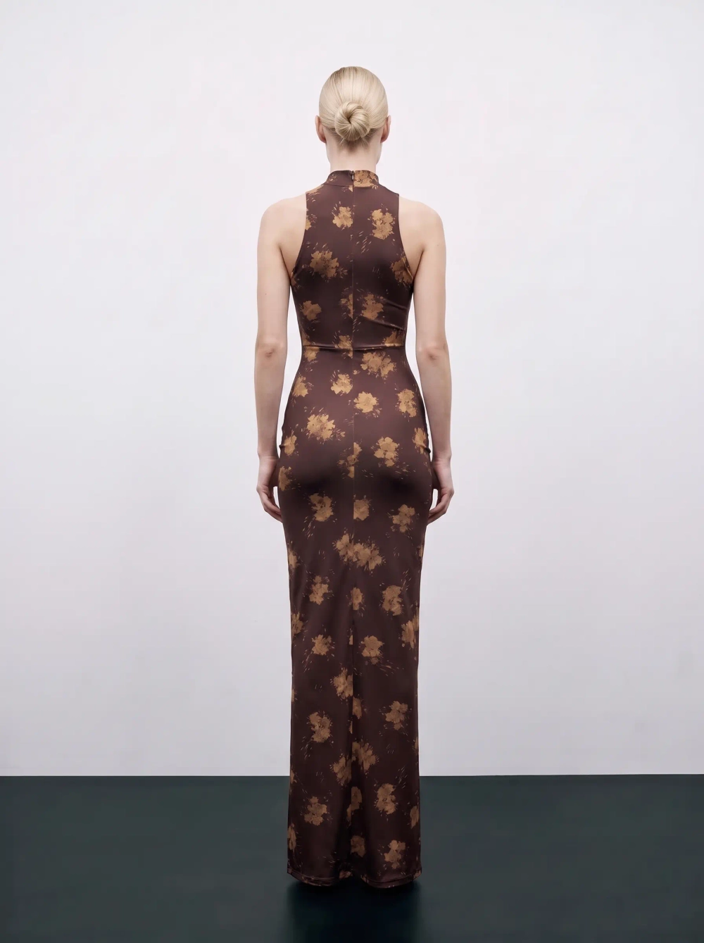 Иви макси (Ivy maxi), платье макси из шоколадного бифлекса с цветочным принтом