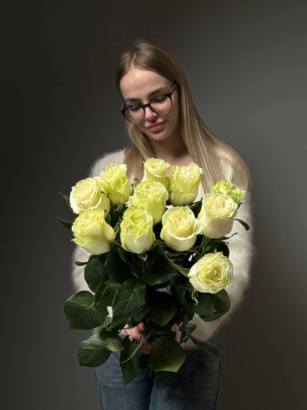 11 белых роз