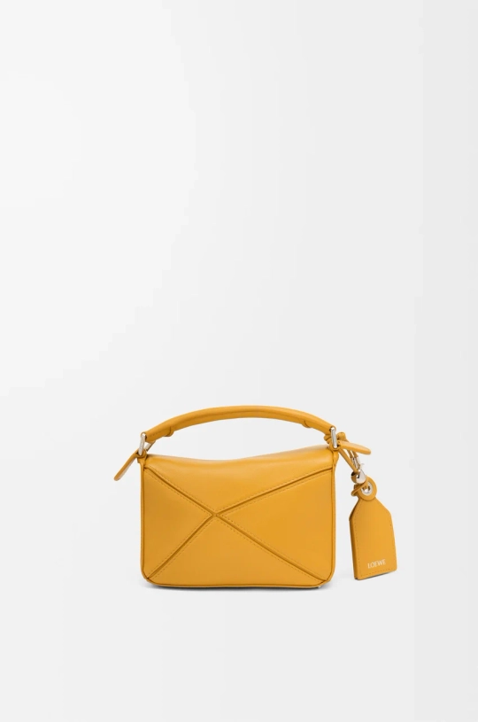 Loewe Сумка-мини Puzzle Featherlight из овечьей кожи наппа, горчичный