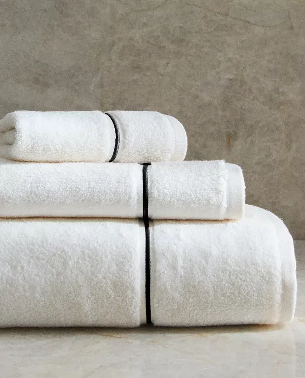 ZARA HOME ПОЛОТЕНЦЕ С ВЫШИТОЙ КАЙМОЙ, ЭКРЮ/ЧЕРНЫЙ