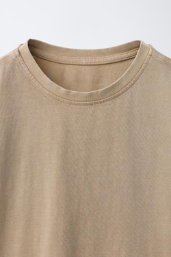 ZARA БАЗОВАЯ ФУТБОЛКА ИЗ ТКАНИ С ЭФФЕКТОМ ПОТЕРТОСТИ, СВЕТЛО-БЕЖЕВЫЙ