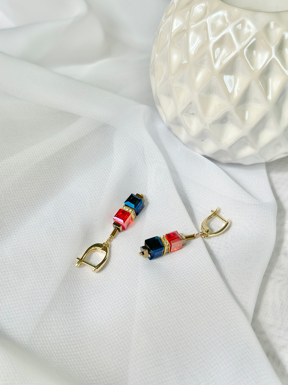 Серьги из красных и синих кубиков Swarovski с кристаллами, оттенок золото