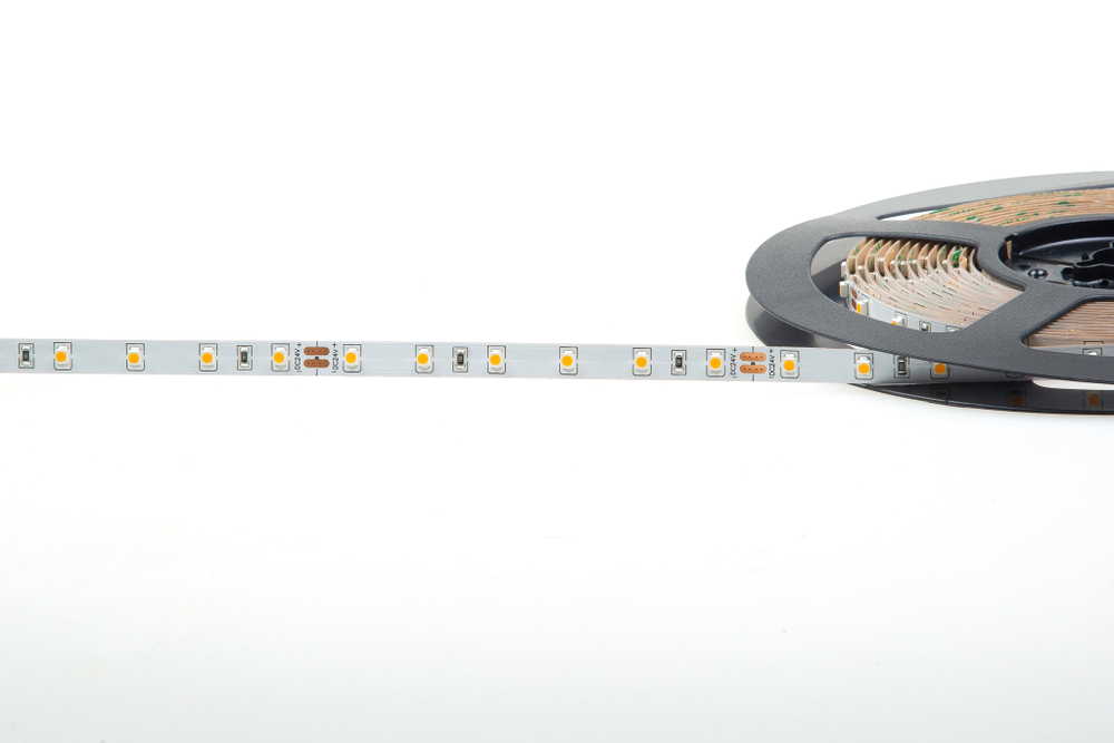 Лента светодиодная SMD тёпло-белая DC24V 4, 8W/m 3000K 300Lm/m 60д/м CRI>95 IP20,  упаковка 5 метров,  ширина 8мм,  высота 2мм,  самоклейкая   Артикул: DN18321WWRA95