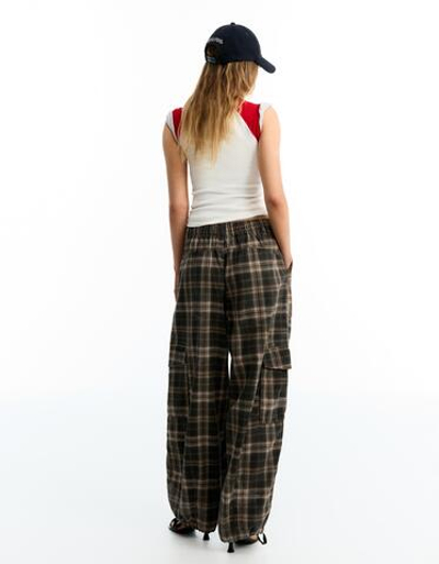 Женские брюки-карго парашюты в клетку - BERSHKA