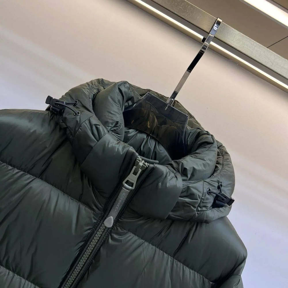 Пуховик Burberry болотного цвета