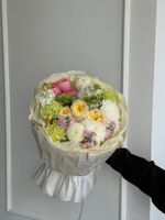 Букет сборный из кустовых пионовидных роз, хелеборуса, диантусов и хризантемы
